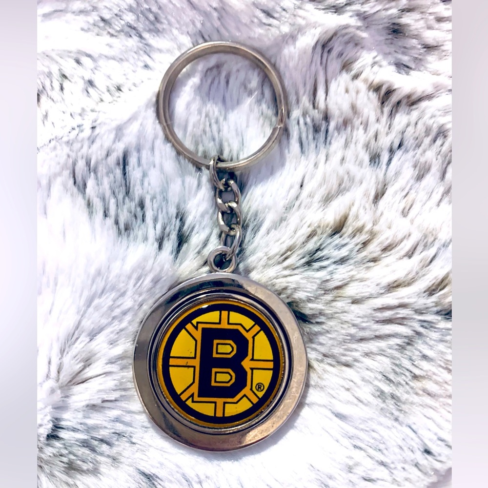 BRUINS HOCKEY NWOT🏒🥅 REVOLVING TWO SIDED SILVER KEY CHAIN GO B’S!!!! 🐻